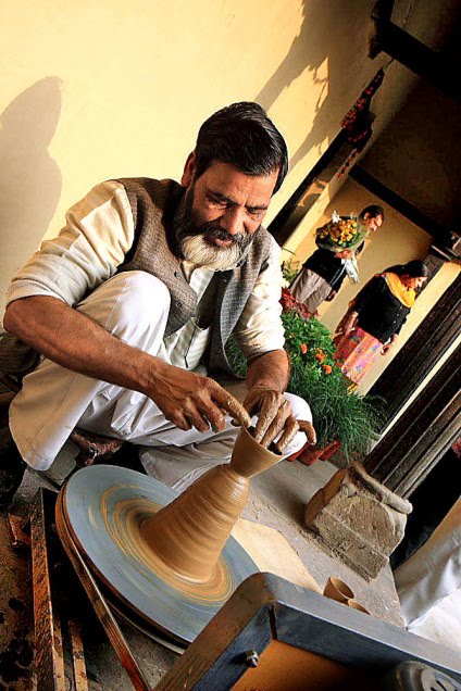 Mastercraftsman Harikrishan Kumbhar creating on a pottery wheel