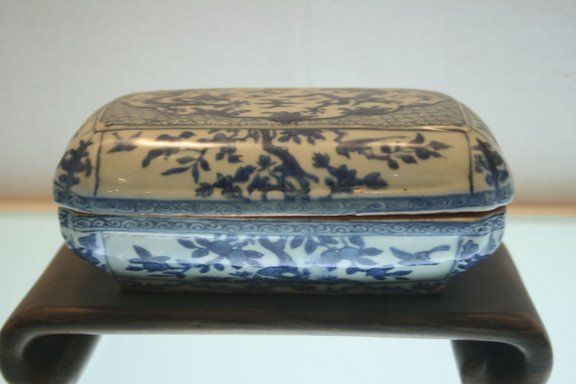 466px-311px-Ming_Dynasty_porcelain_box,_Wanli_Reign_Period.jpg Ming Dynasty porcelain box