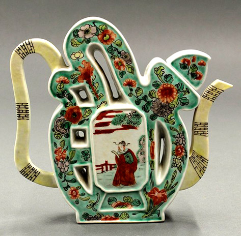Chinese-enameled-porcelain-puzzle-pot,-late-Qing-early-Republic-period,-in-the-form-of-the-character-'fu'-