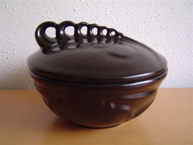 Dutch-ceramics-Willem-Stuurman Black lidded vessel by Willem Stuurman