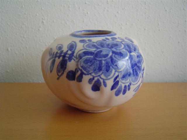 448px-336px-delfsblauw.jpg bulbous white vase with blur flowers motifWillem Stuurman