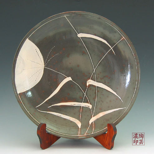 Plate-with-moon-and-reed-scraffito Korean Ceramic plate moon and reed design