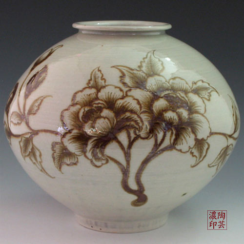 Pottery Storage Jar with Iron-Painted Brown Peony Flower Design on White Pottery Storage Jar with Iron-Painted Brown Peony Flower Design on White
