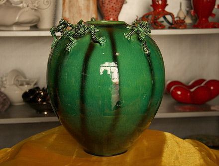Rich green glazed pot with 3 white spotted green frogs on the rim - Mirta Morigi
