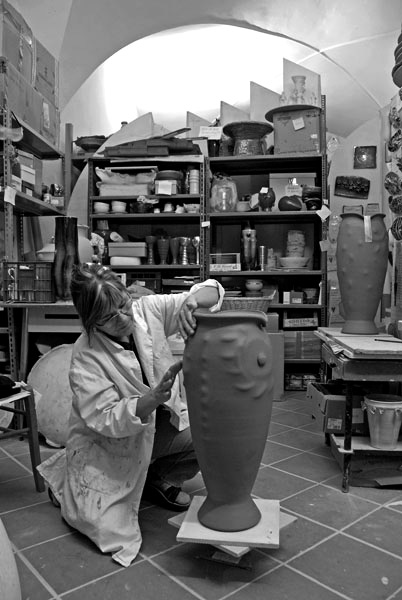 Mirta Morigi shaping a large pot