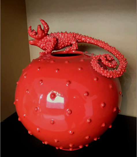 Spherical red glazed pot with large lizard figurine on top - Mirta Morigi