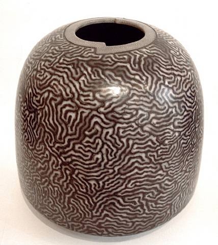 Vessel with meandering lines