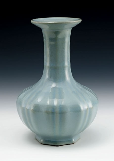 Qianlong imitation celadon glaze (fangru) with 8 sets of vertical bow string decoartion