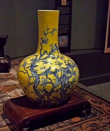 Enameled Porcelain Vase Qing Dynasty