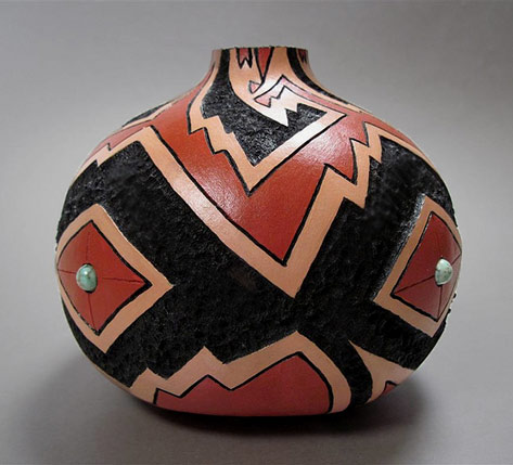 Kaia Thomas pot hand painted i ancient Pueblo pottery style