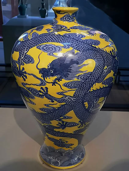 Qing dynasty dragon vase