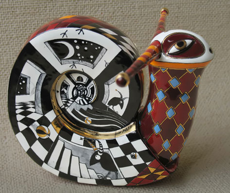  Anya Stasenko and Slava Leontyev, Ukraine Porcelain snail with a miaze on the shell.