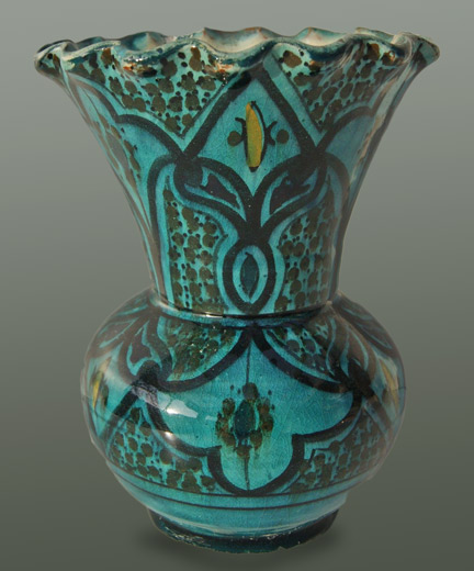 Safi-vase green with black detail arabesque style