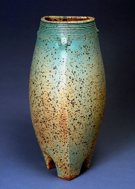 Hsinchuen Lin footed speckle glaze vase