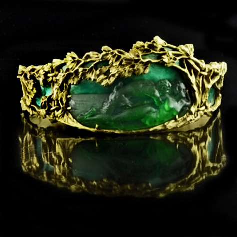 Lalique bracelet in yellow gold, glass and enamel with seven tapered panels, ca. 1900