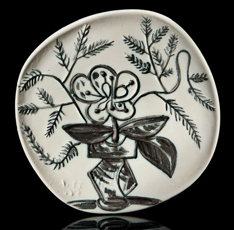 Vase-au-bouquet white plate with flower in vase motif by Picasso