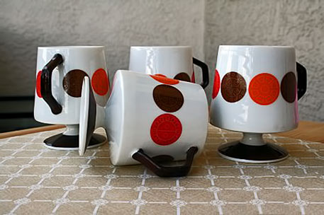 mugs-mid-century dots