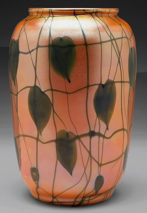 Black hearts on pink background - Durand Iridescent Glass Vase