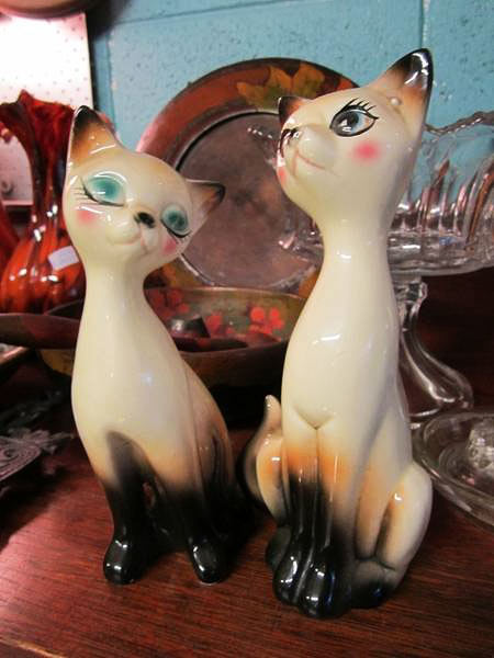 Retro vintage ceramic cats - salt and pepper shakers