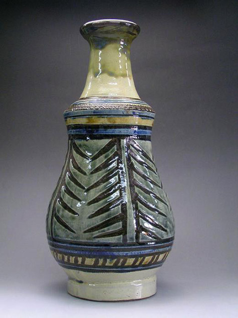 Large carved ceramic vessel - Satoshi Miyagi