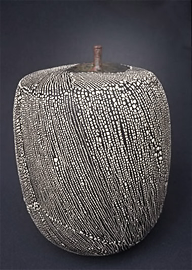 Yoshiro Ikeda contemporary Japanese pottery lidded vessel