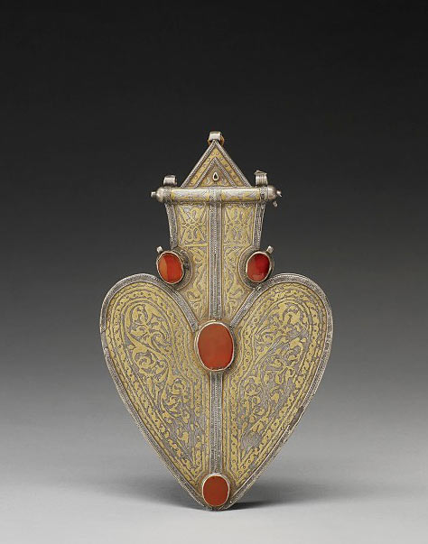 This heart-shaped pendant consists of a gold plated silver plate in which are embedded cornelians from Afghanistan