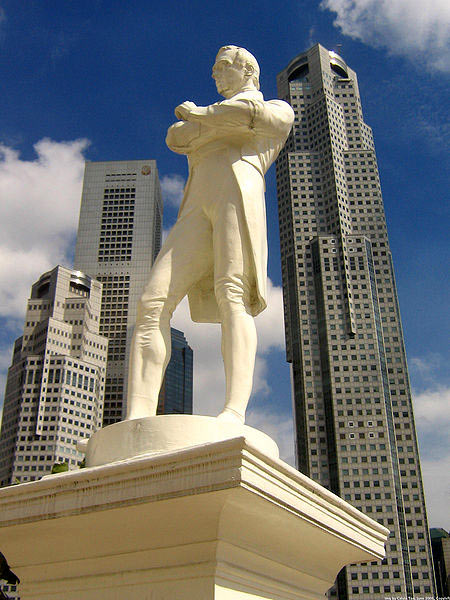 Sir Stamford Raffles street statue in Singapore