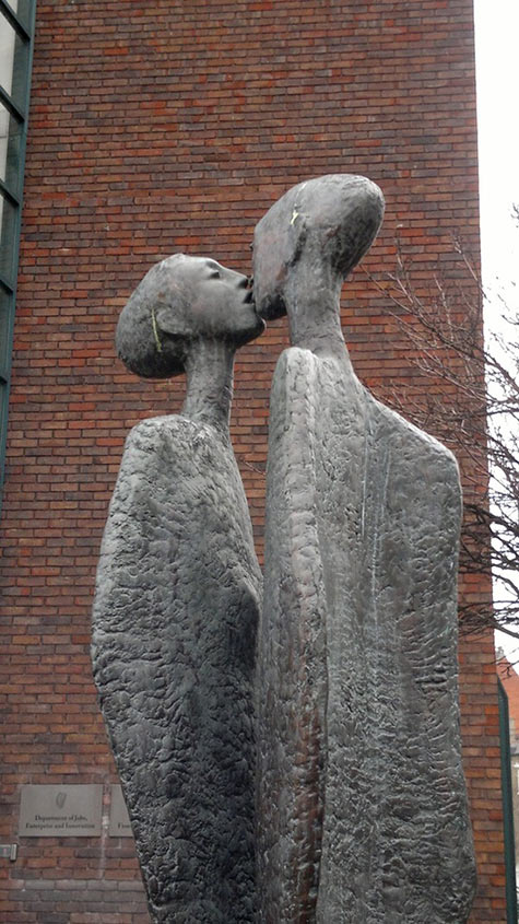 Kiss Statue