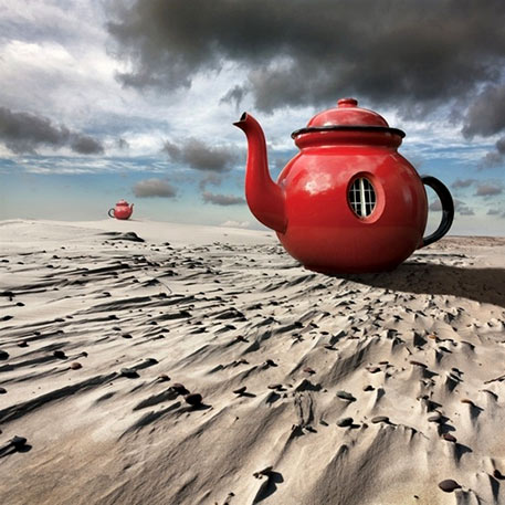 Dariusz-Klimczak-(Poland) red teapot on the beach