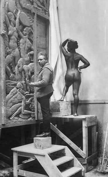 Alfred-Auguste-Janniot-et-son-modèle-pour-la-scène-illustrant-le-Dahomey,-janvier-1930-©-Agence-Presse-Illustration