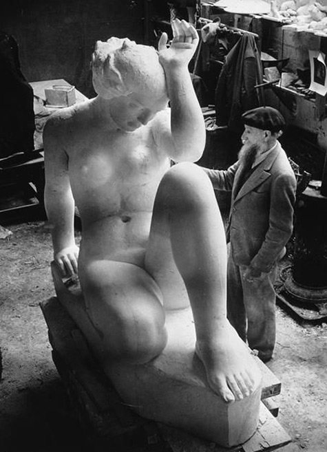 Aristide-Maillol-inspectant-'La-montagne'-(1936)-dans-l’atelier-de-Van-Dongen,-photographie-de-Brassaï