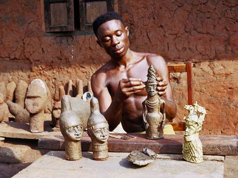 BINI-BRONZE-CASTER-MODELING-WAX-OVER-CLAY-CORE,-BENIN-CITY,-NIGERIA,-1971-ELIOT-ELISOFON-PHOTOGRAPHIC-ARCHIVES,-NATIONAL-MUSEUM-OF-AFRICAN-ART,-SMITHSONIAN-INSTITUTION