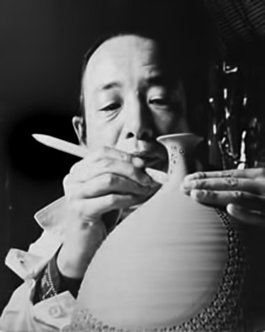 Japanese potter, Kondõ Yutaka (1932-1983) crafting a pot