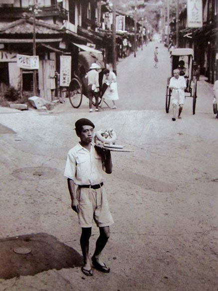 Yagi-Kazuo-carrying-his-ceramic-art