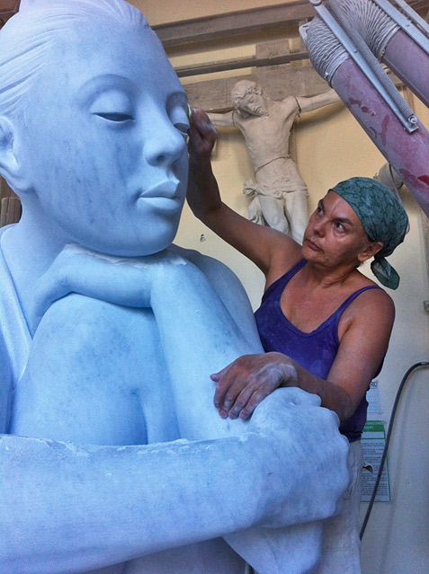 Maria Gamundi finishing Selene-Pietrasanta-sculpture-2013