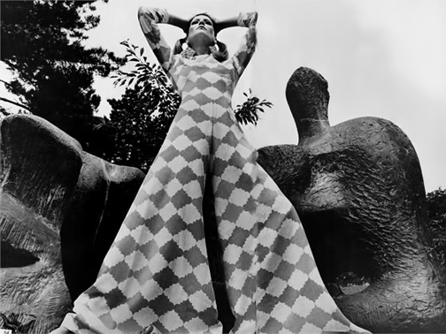 ugo-mulas-luglio-60's fashion meets Henry Moore
