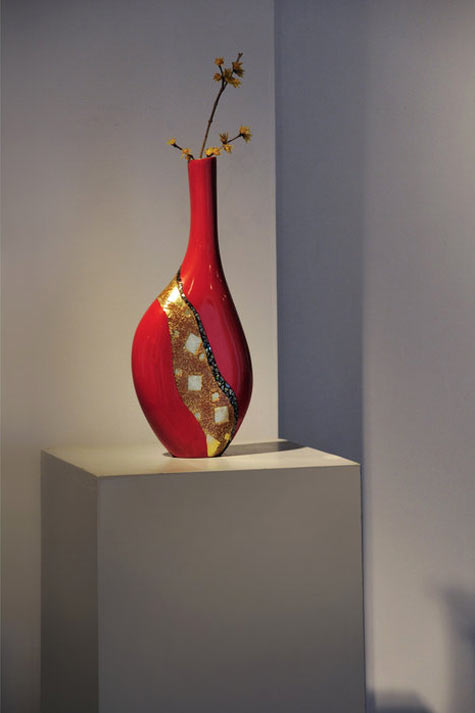Red vase - photo by Yang Fuhua at M50 Creative Park Shanghai