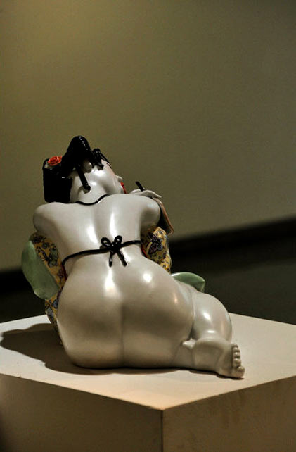 Back of ceramic female sculpture- -Photo - Fengyuqinsheng aka Yang Fuhua