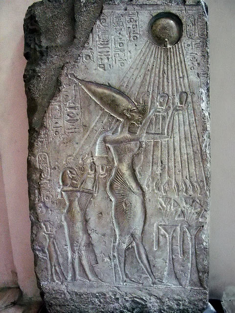 Akhenaten and Nefertiti making offering