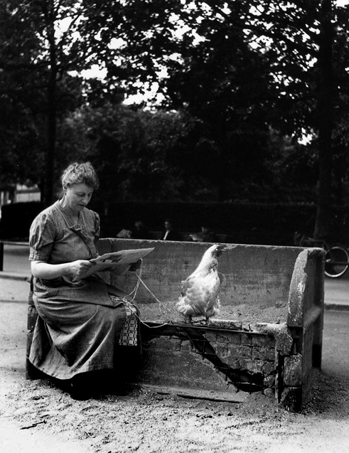 woman-and rooster on a park bench Robert Doisneau