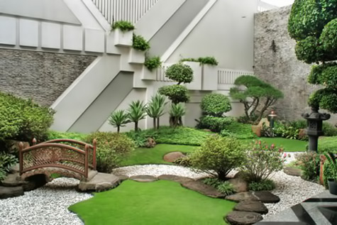 Compact-garden-borrowing-heavily-from-the-Japanese-motif Angelien Landscape