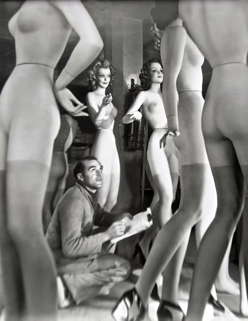 Robert-Doisneau---Atelier-de-Pierre-Imans,-1945