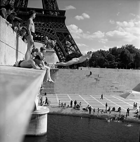 Robert Doisneau –The diver Pont d'Iena –1945 - Swimming pool diver near the Eiffel Tower