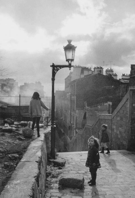 Robert Doisneau French photography - children playing in the street - France