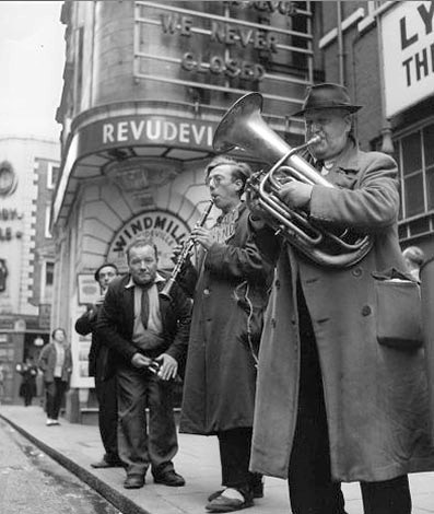 Street-Musicians,-London1956 - Robert Doisneau