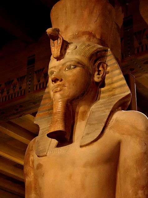 Tutankhamun Colossus statue