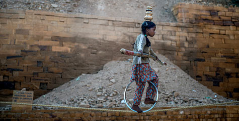 Young-tightrope-artist-girl in India 