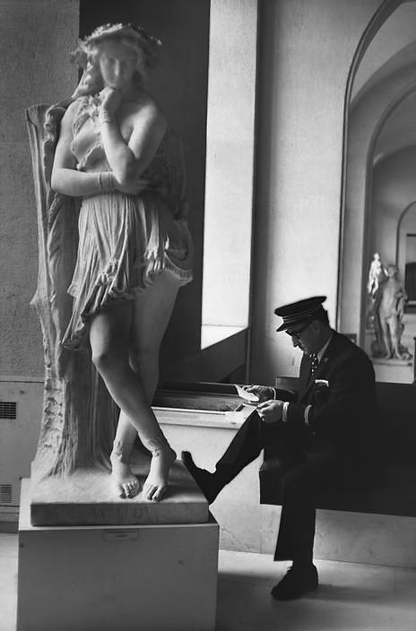 Henri Cartier Bresso --- Louvre,