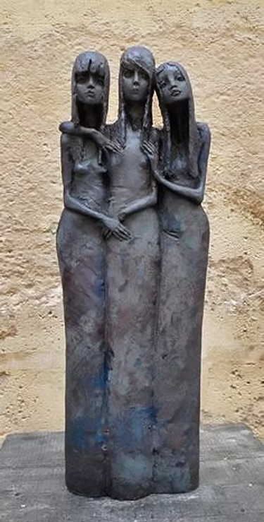 Valérie-Hadida - Three girls embracing sculpture