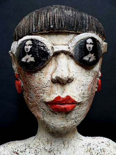 Teresa Gironés contemporary bust - Lady with mona lisa sunglasses